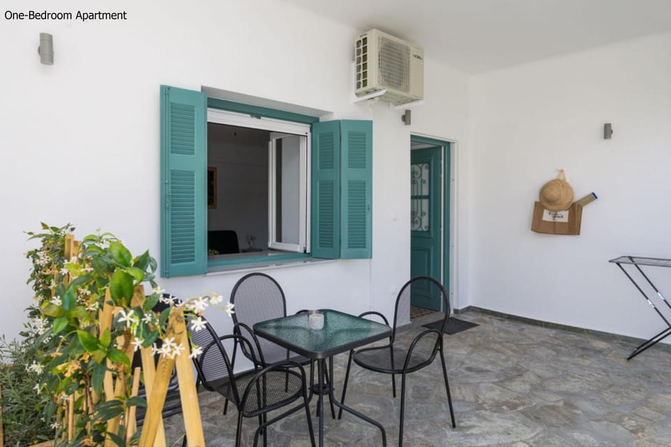 Facade/entrance, Balcony/Terrace