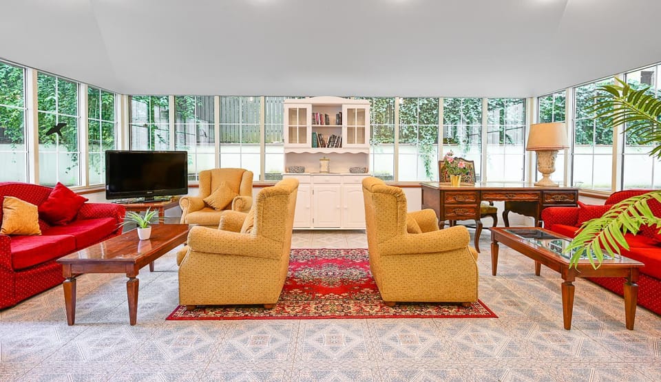 Communal lounge/ TV room