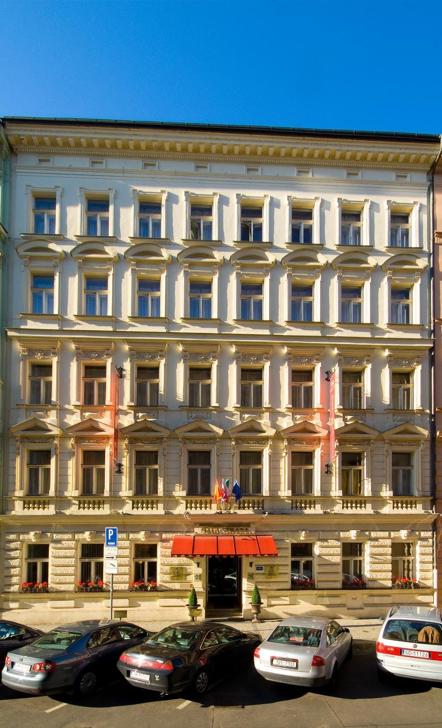Facade/entrance