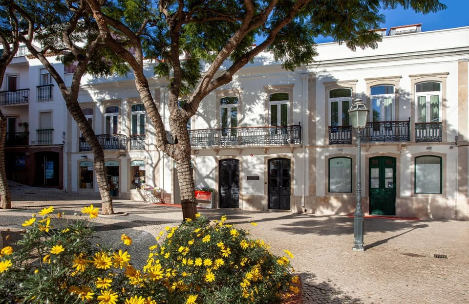 Property building, Facade/entrance, Day, Neighbourhood, Street view, Location