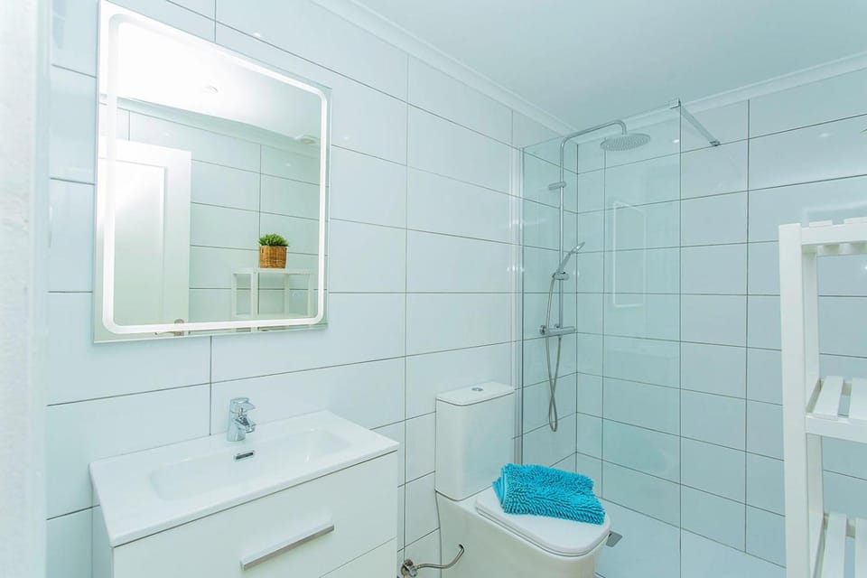 Shower, Toilet, Bathroom, towels