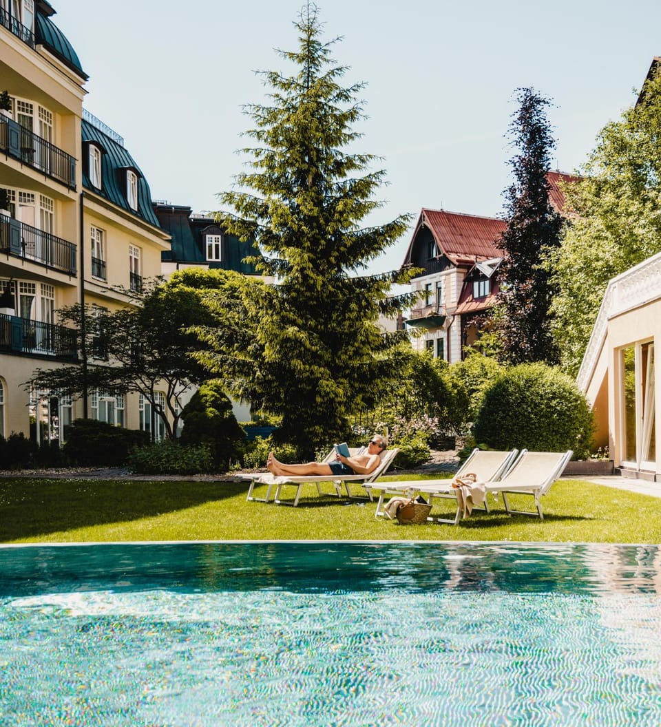 Property building, Spring, Day, Neighbourhood, Natural landscape, Activities, Summer, Garden, Balcony/Terrace, Spa and wellness centre/facilities, Autumn, On site, Garden view, Area and facilities, Swimming pool, Seasons, Time of day, Location, Sunrise, Sunset, hair dresser