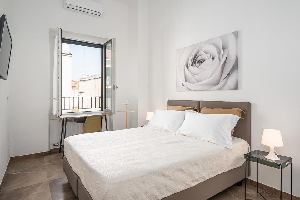 Bed, TV and multimedia, Photo of the whole room, air conditioner