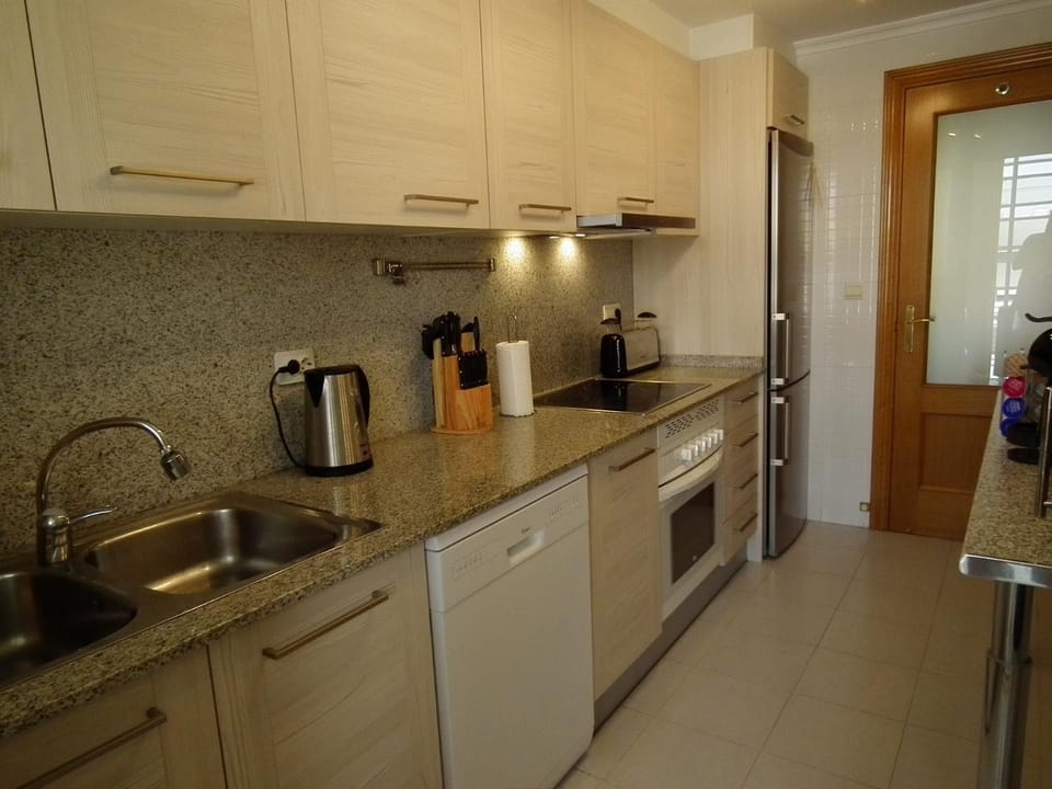 Coffee/tea facilities, Kitchen or kitchenette, dishwasher, oven, stove