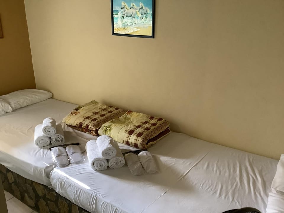 Bed, Bedroom, towels
