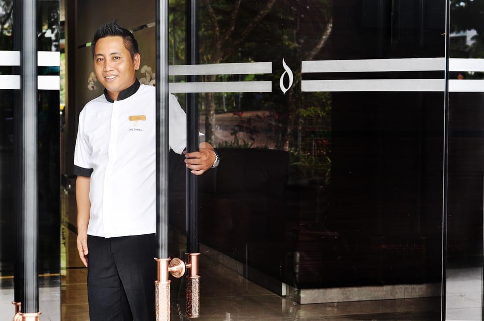 Staff, Facade/entrance