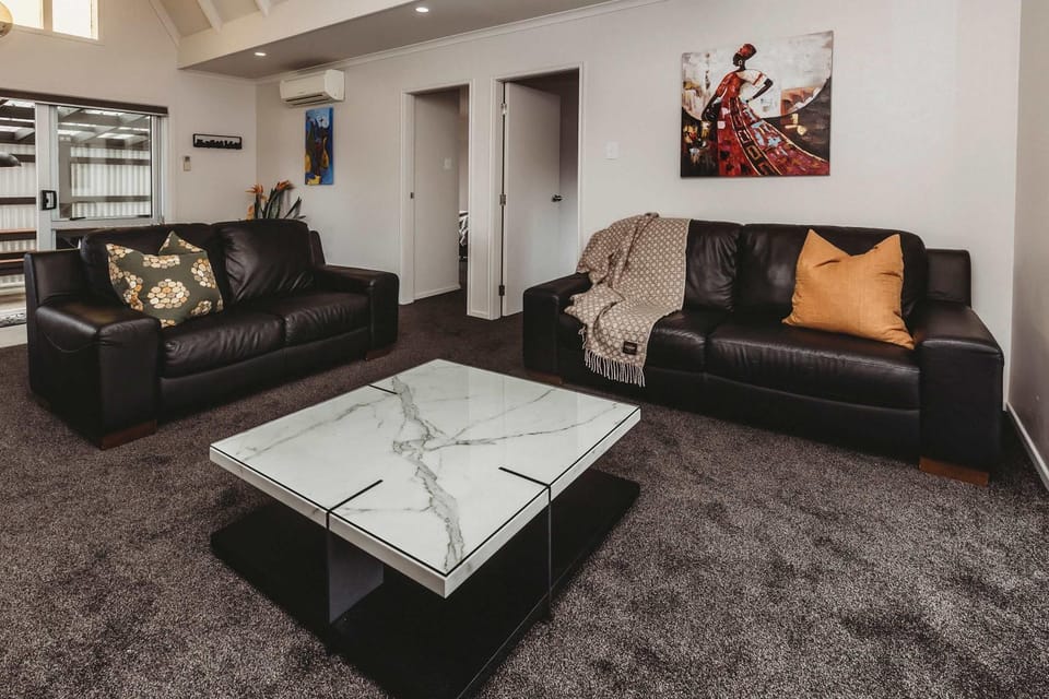 Love It On Lemon - modern townhouse near CBD House in New Plymouth