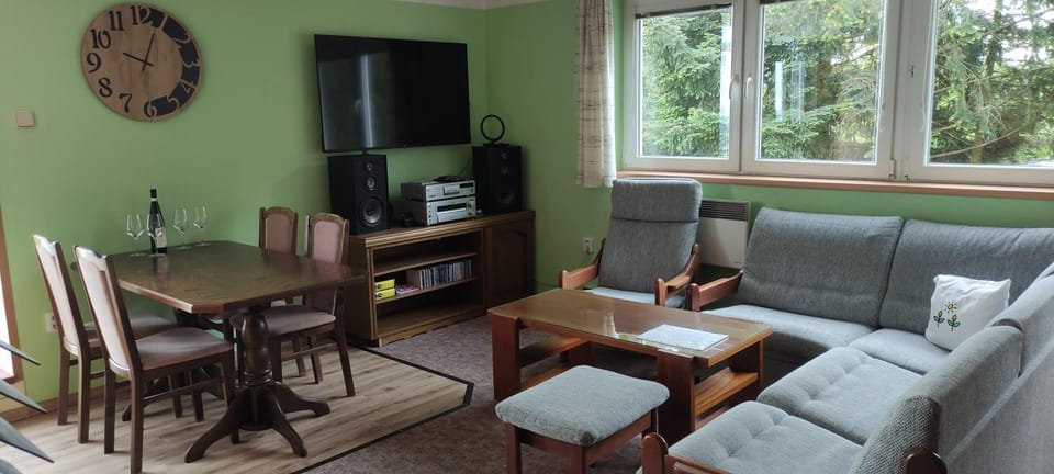 TV and multimedia, Living room, Seating area, Dining area