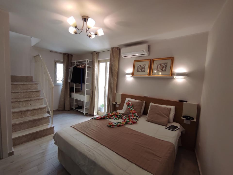 Bed, Bedroom, wardrobe, air conditioner