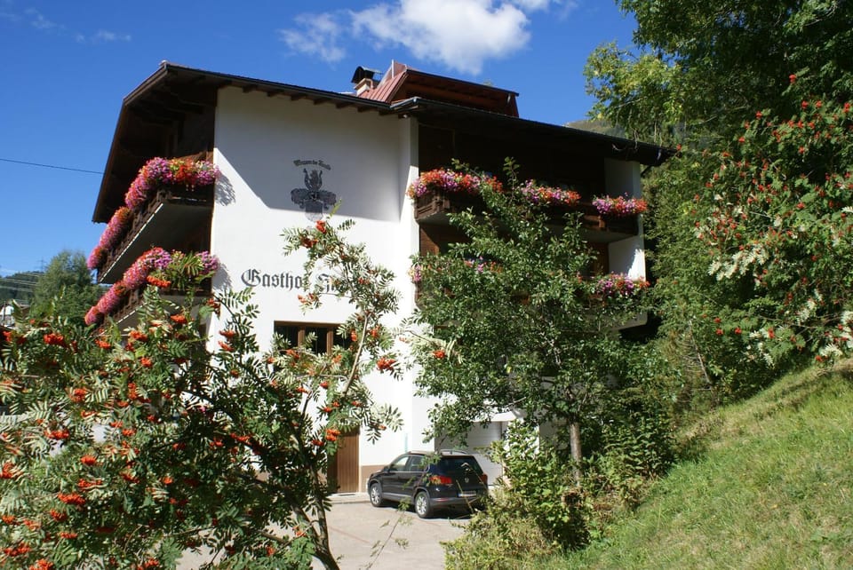 Facade/entrance, Area and facilities