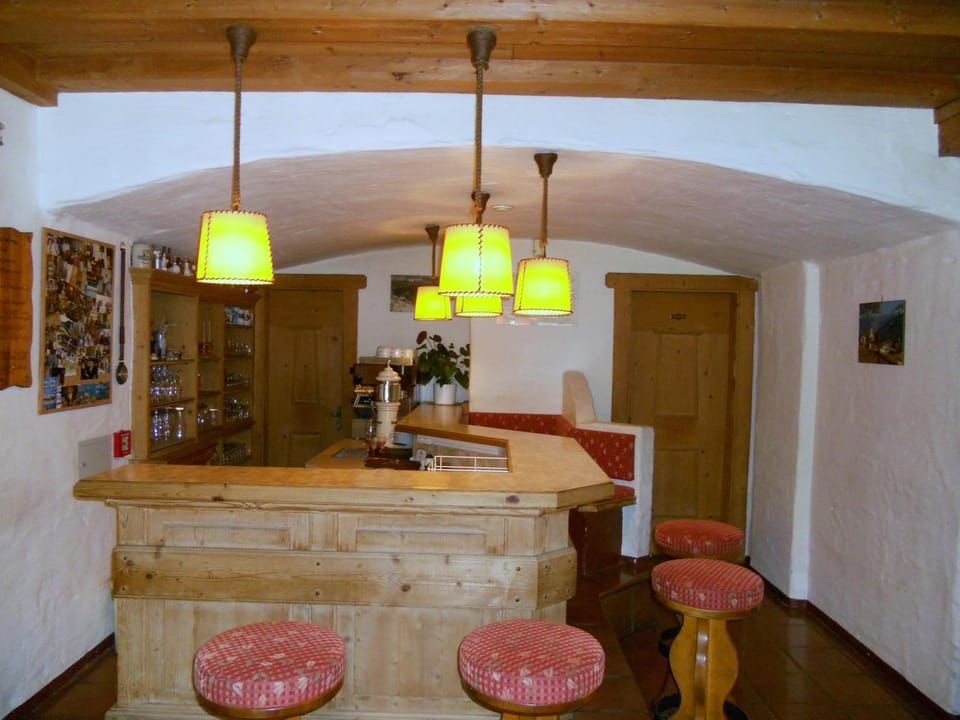 Restaurant/places to eat, Lounge or bar