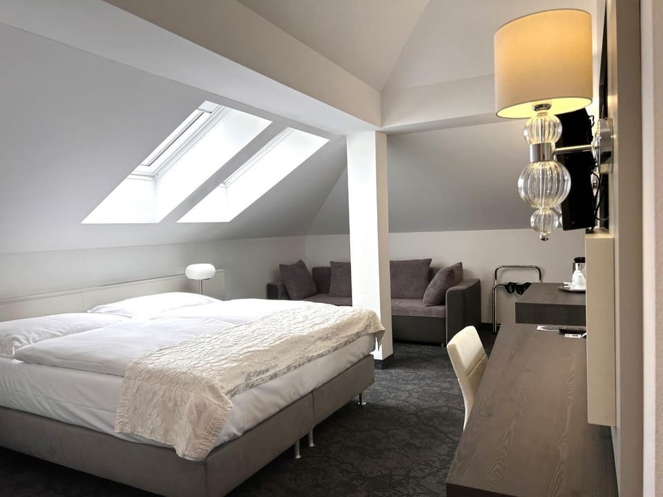 Bed, Seating area, Street view