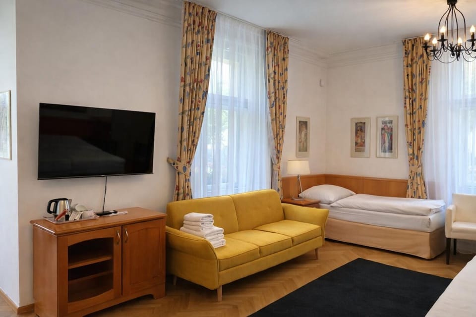 Bed, TV and multimedia, Coffee/tea facilities, Seating area