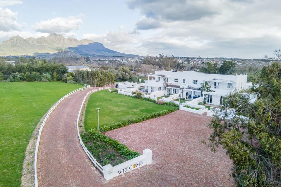 Property building, Neighbourhood, Bird's eye view, Garden view, Mountain view