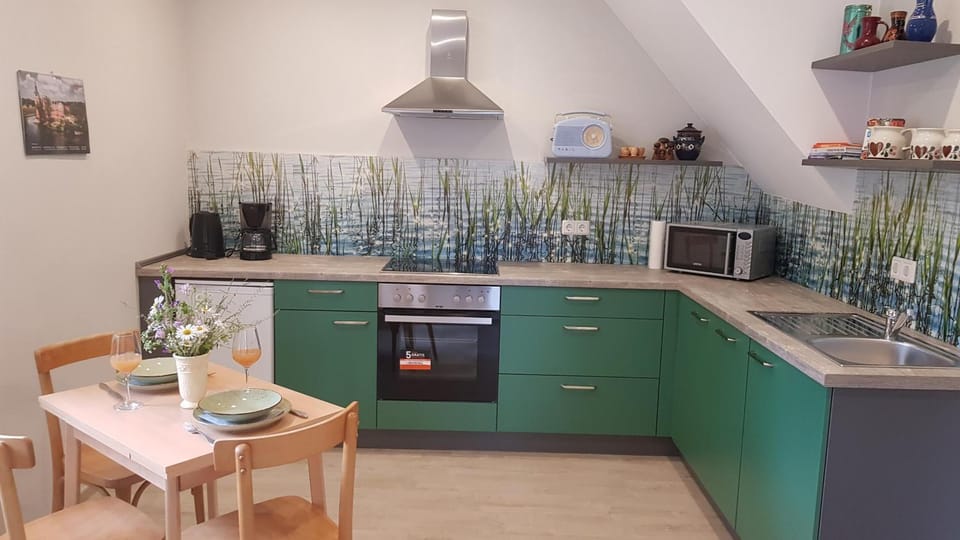 Kitchen or kitchenette, Dining area, Communal kitchen