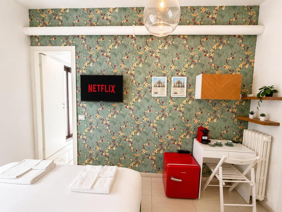 Bed, TV and multimedia, Seating area