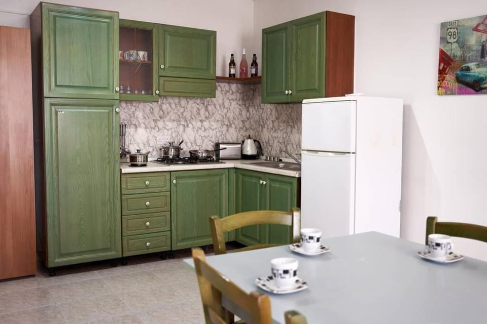 Coffee/tea facilities, Kitchen or kitchenette, Dining area, stove, kitchen