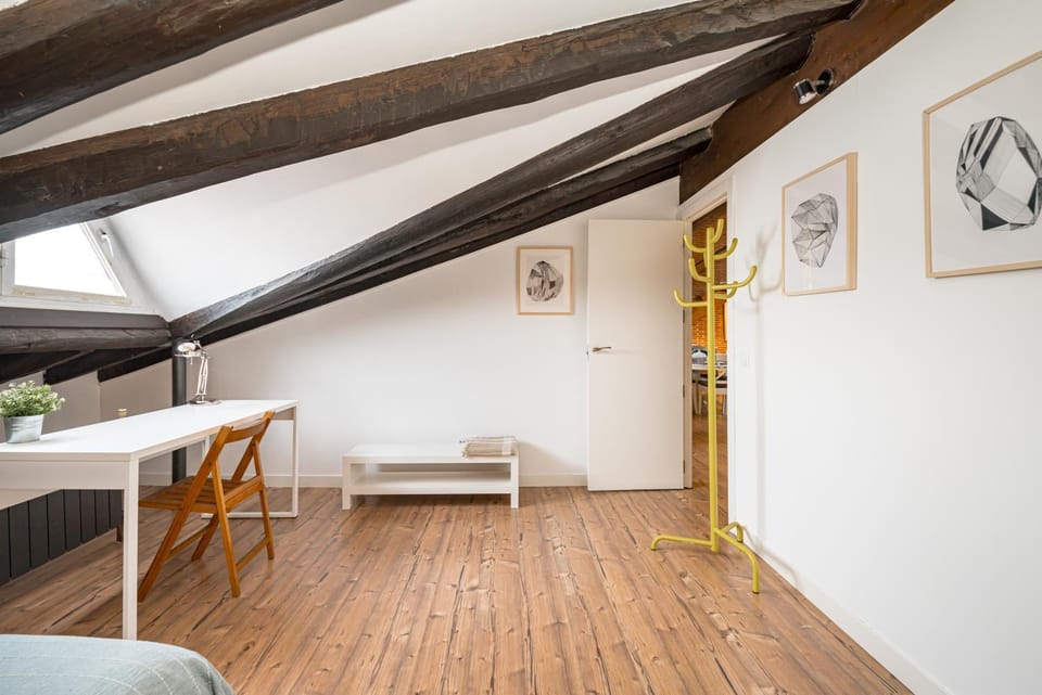 Photo of the whole room, Bedroom