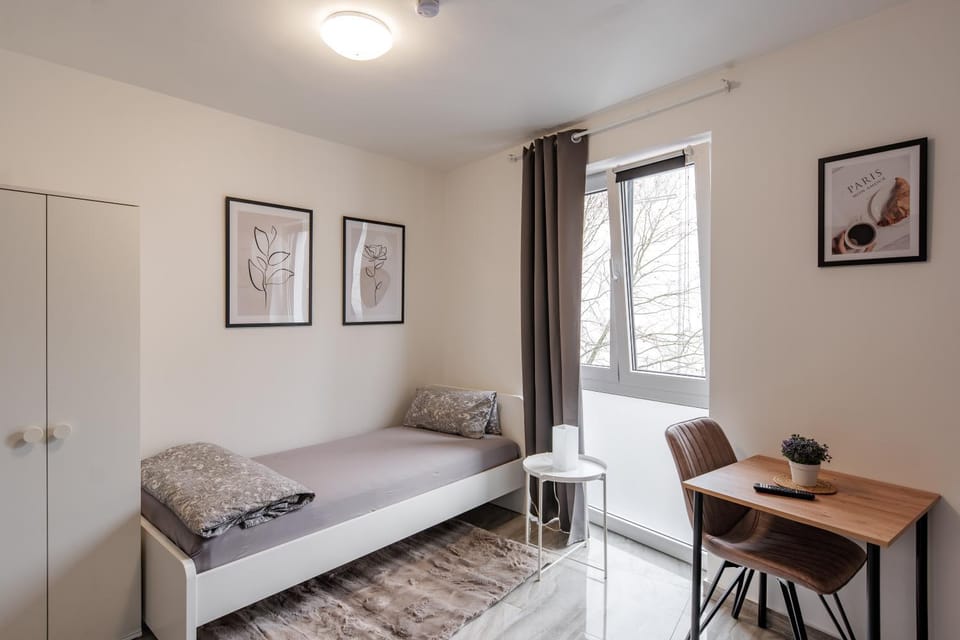 Bed, Living room, Photo of the whole room, Seating area, Dining area, Bedroom, hair dresser