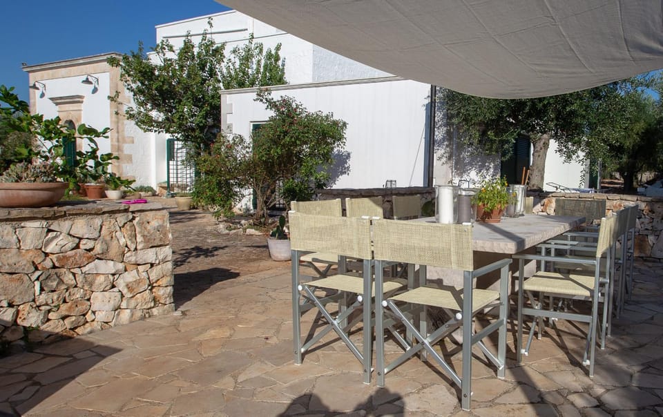 Property building, Patio, Balcony/Terrace, Dining area