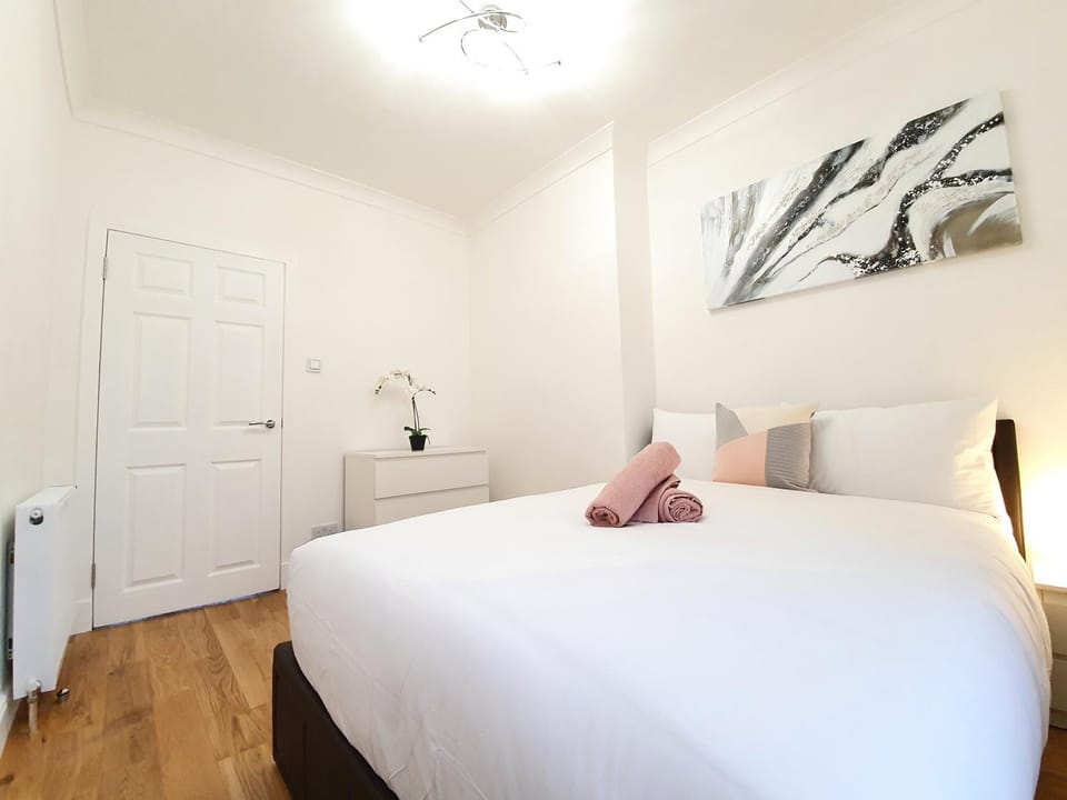 Glasgow Comfortable and Modern 3 Bedroom Mid Terraced Villa Apartment in Glasgow