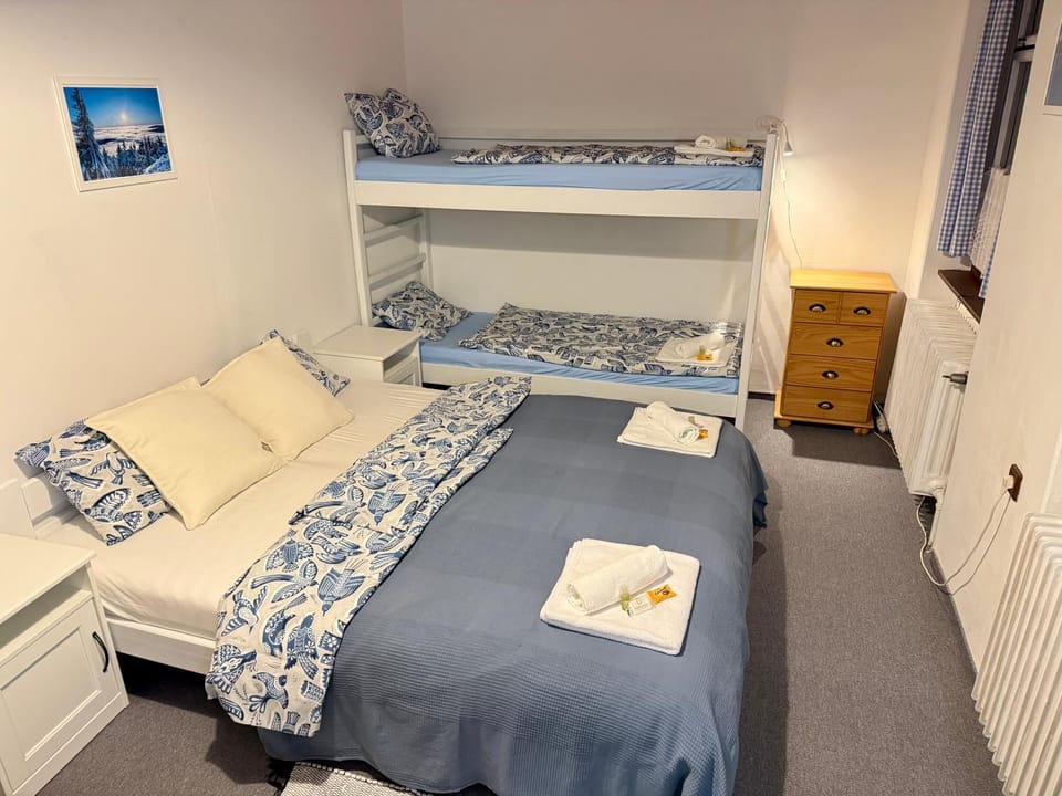Bed, Bedroom, towels