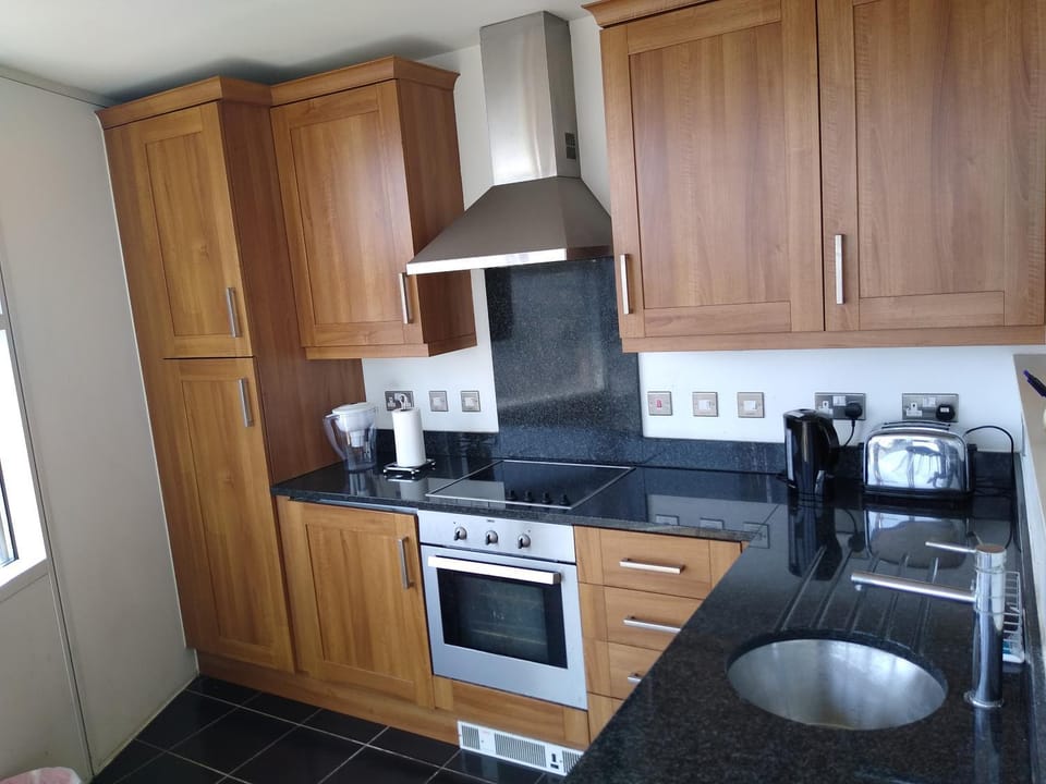 Coffee/tea facilities, Kitchen or kitchenette, dishwasher, stove, toaster