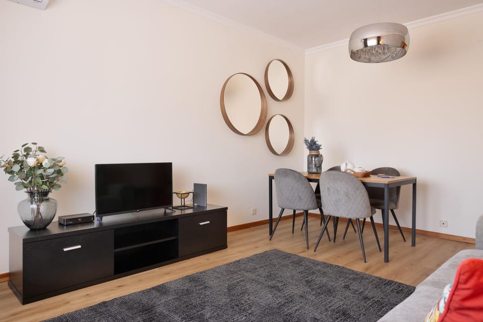 TV and multimedia, Living room, Seating area, Dining area