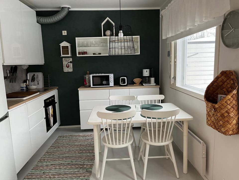 Coffee/tea facilities, Kitchen or kitchenette, Dining area, oven, stove, toaster