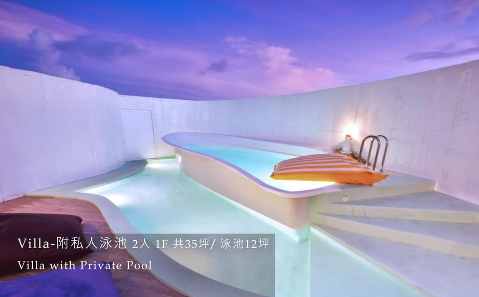 Balcony/Terrace, Pool view, Swimming pool, sunbed