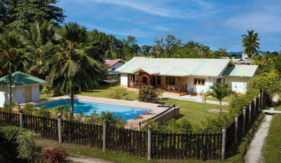 Property building, Garden view, Pool view, Swimming pool