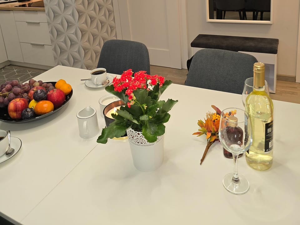 Living room, Seating area, Dining area, Alcoholic drinks