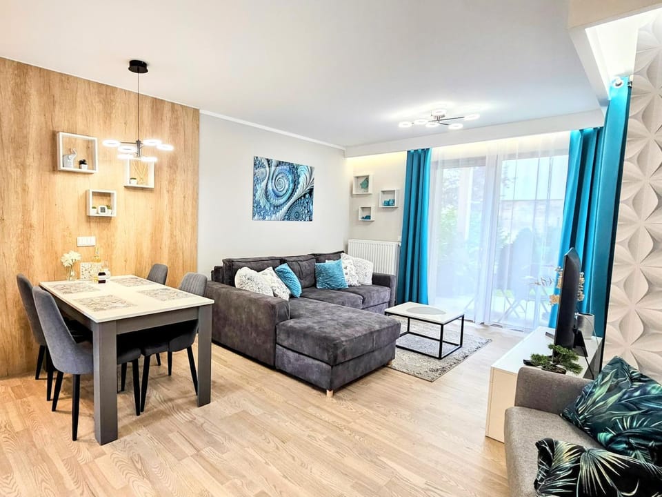 Bed, Living room, Photo of the whole room, Seating area, Dining area
