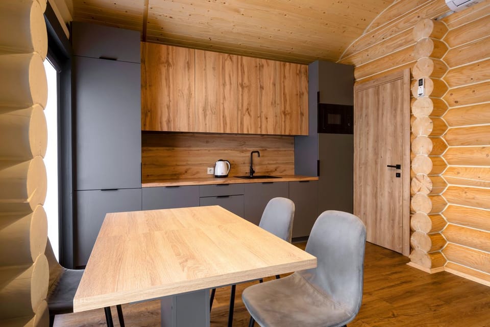 Kitchen or kitchenette, Dining area