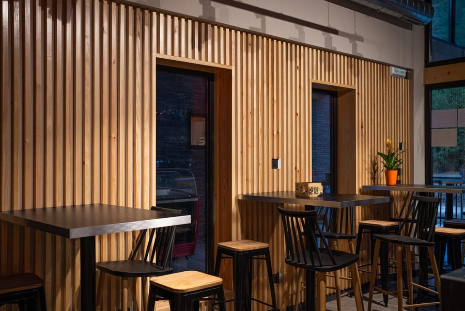 Restaurant/places to eat, Lounge or bar