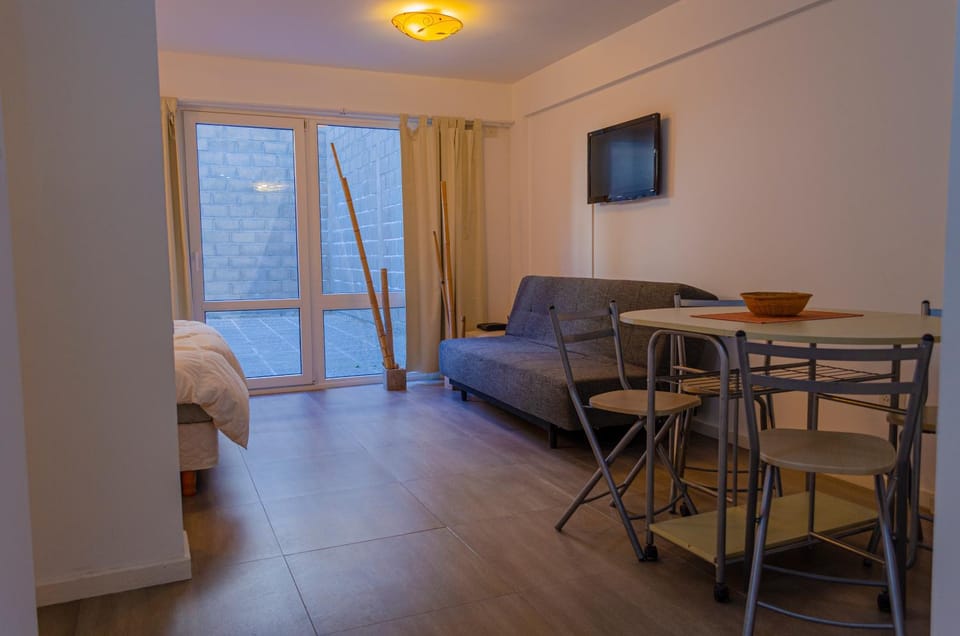 Bed, TV and multimedia, Living room, Photo of the whole room, Seating area, Dining area, Bedroom