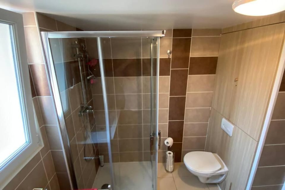 Shower, Toilet