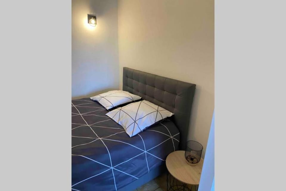 Appartement chaleureux au cœur d un village classé Apartment in Nouvelle-Aquitaine