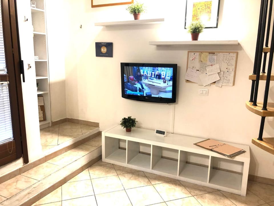 Communal lounge/ TV room, View (from property/room)