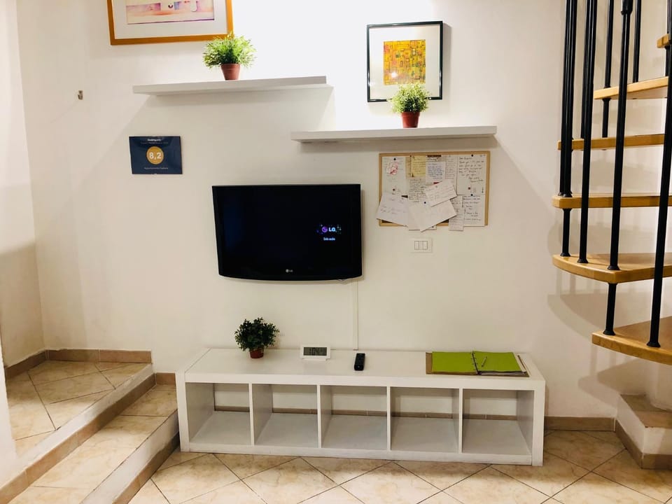 Communal lounge/ TV room, View (from property/room)