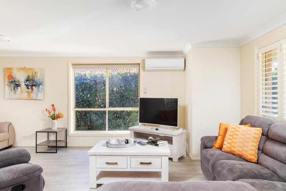 Communal lounge/ TV room, TV and multimedia, Living room, Evening entertainment, air conditioner