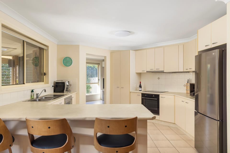 Coffee/tea facilities, dishwasher, oven, stove, toaster, kitchen