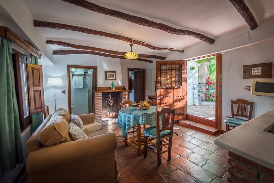 Bathroom, Dining area, kitchen