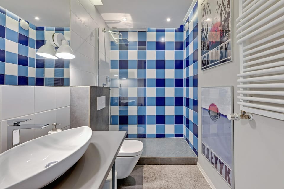 Shower, Toilet, Bathroom, Photo of the whole room, towels