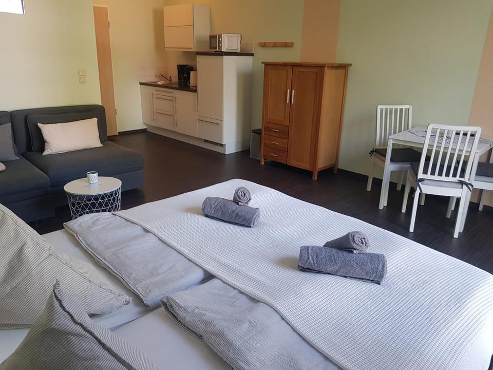 Bed, Kitchen or kitchenette, Living room, Photo of the whole room, Seating area, Dining area, minibar, stove, towels