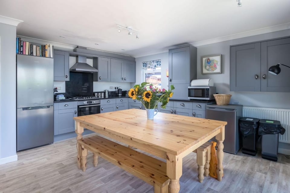 Kitchen or kitchenette, Living room, Seating area, Dining area, microwave, oven, stove, toaster