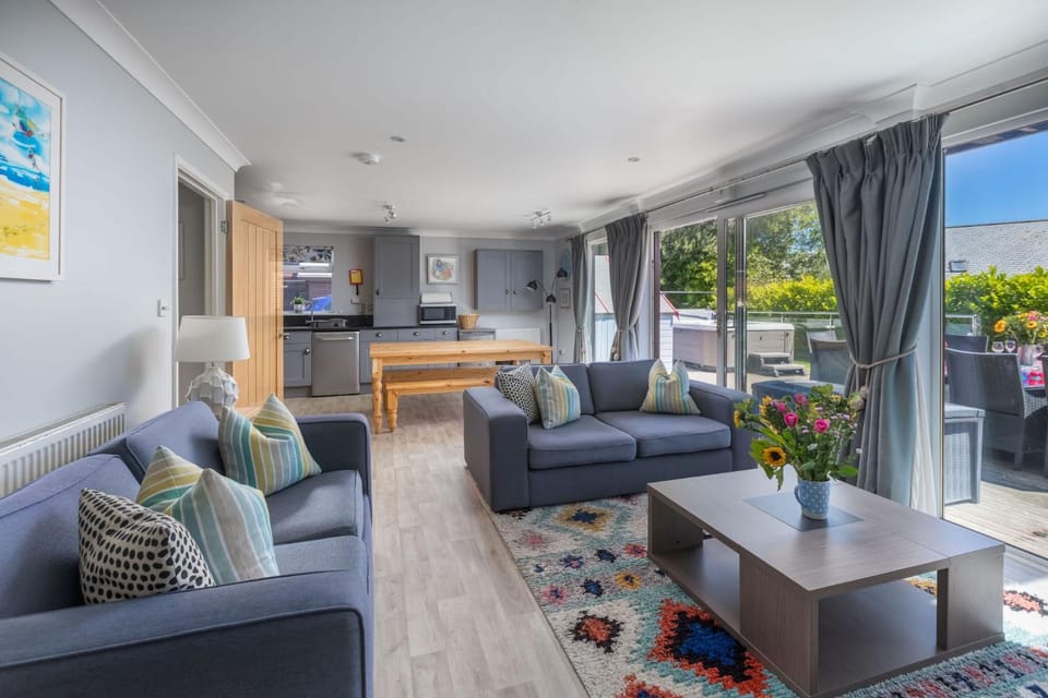 TV and multimedia, Kitchen or kitchenette, Living room, Seating area, Dining area