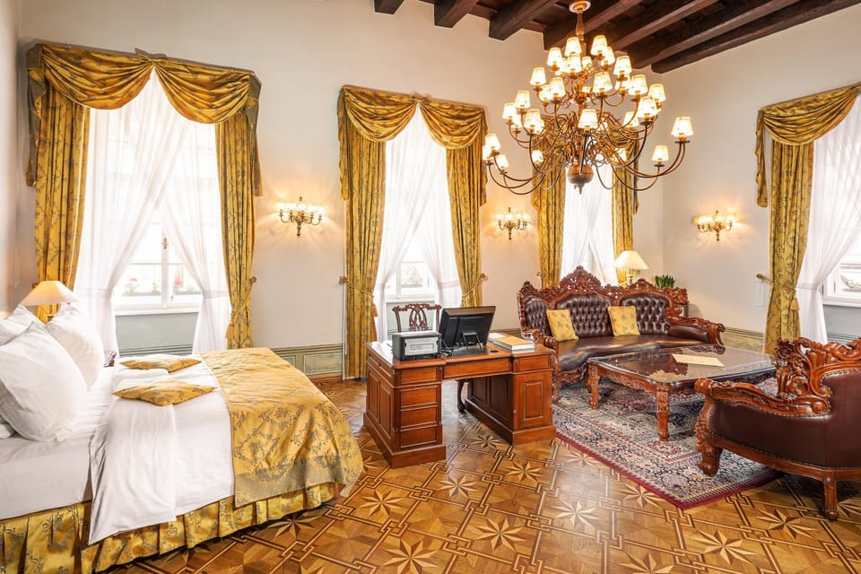 Bed, TV and multimedia, Seating area, Bedroom