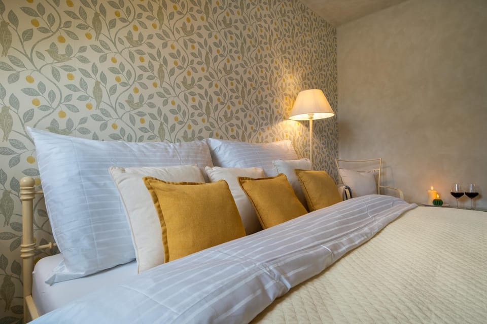 Bed, Photo of the whole room, Decorative detail