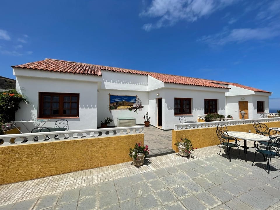 Property building, Patio, Balcony/Terrace, Balcony/Terrace